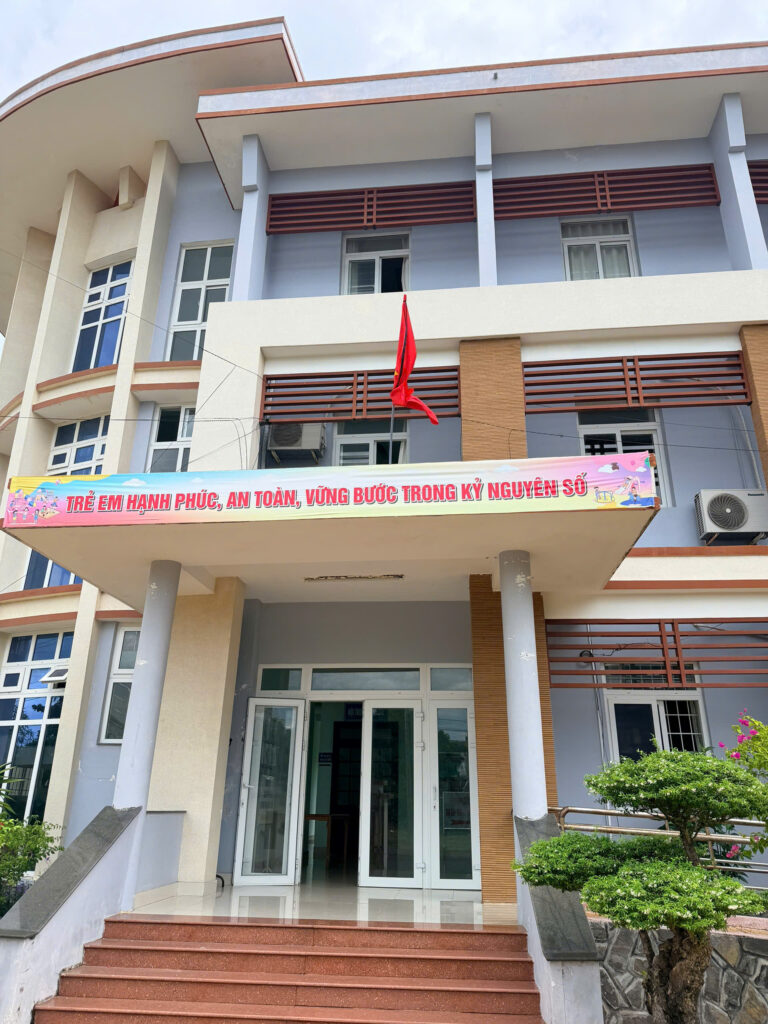 Trung tâm Trợ giúp pháp lý nhà nước số 2 tỉnh Đắk Lắk treo cờ rủ tưởng niệm đồng chí Xay-xổm-phon Phôm-vi-hản